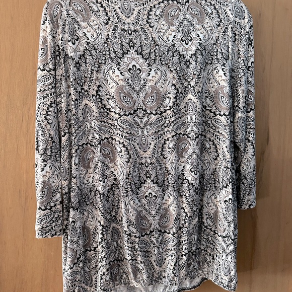 Craft & Barrow Womens top in black,tan and white print. 3/4 sleeves. - Picture 2 of 7